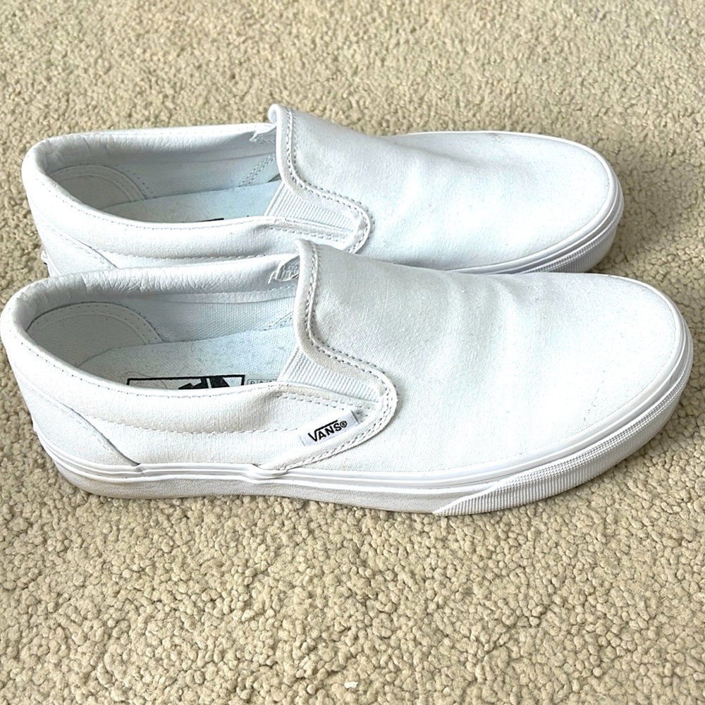 Women’s 7.5 White slip on Vans